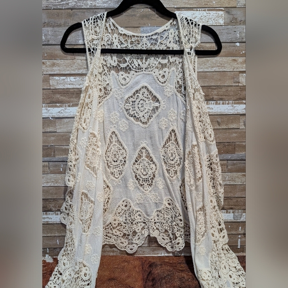 Ivory Lace Sharbite Hem Crochet Vest - Picture 7 of 13
